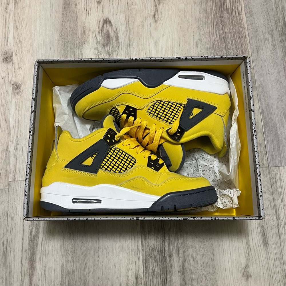 Women’s Nike Air Jordan 4 Lightnings